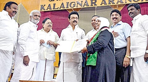 சென்னை மாநகராட்சி வார்டுகளில் வெற்றி பெற்ற திமுக வேட்பாளர்கள் முதல்வர் மு.க.ஸ்டாலினை நேற்று சந்தித்து வாழ்த்து பெற்றனர். அமைச்சர்கள் துரைமுருகன், கே.என்.நேரு, பி.கே.சேகர்பாபு, திமுக பொருளாளர் டி.ஆர்.பாலு, தயாநிதி மாறன் எம்.பி. ஆகியோர் உடனிருந்தனர்.