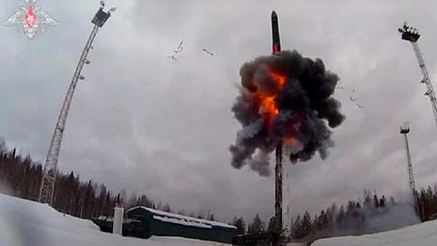 உக்ரைன் மீதான ரஷ்ய தாக்குதல் எதிரொலி: கச்சா எண்ணெய், தங்கம் விலை அதிகரிப்பு; ரூபாய் மதிப்பு சரிவு