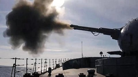 ஆயுதம் ஏந்த தயாராக உள்ள எவரும் படையில் இணையலாம்: குடிமக்களுக்கு உக்ரைன் அரசு அழைப்பு