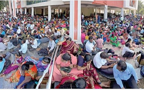 பணிநிரந்தரம் செய்யக் கோரி 2-வது நாளாக பகுதி நேர சிறப்பு ஆசிரியர் காத்திருப்பு போராட்டம்: டிபிஐ வளாகத்திலேயே தரையில் படுத்து உறங்கினர்