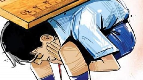 ஆம்பூர்: வீட்டு பாடம் எழுதாத யுகேஜி மாணவருக்கு பிரம்படி: தனியார் பள்ளி ஆசிரியை பணி நீக்கம்