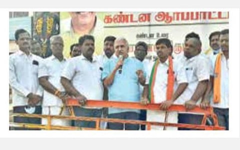 தி.மலையில் பாஜக நடத்திய கண்டன ஆர்ப்பாட்டத்தில் பேசும் மாநில செய்தி தொடர்பாளர் நாராயணன் திருப்பதி. அருகில், கோட்ட அமைப்பு செயலாளர் குணசேகரன் உள்ளிட்டோர். படம்: இரா.தினேஷ்குமார்.