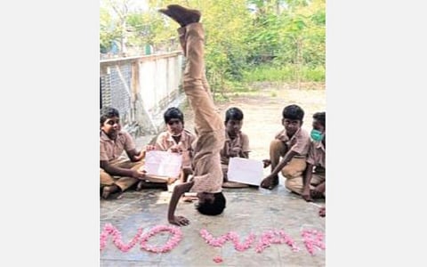 போர் நிறுத்தத்தை வலியுறுத்தி நாகை ஒன்றியம் ஒரத்தூர் சிதம்பரனார் நடுநிலைப்பள்ளியில் நேற்று சிரசாசனம் செய்த மாணவர் பிரவீன்.