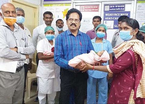 பெற்றோரால் கைவிடப்பட்ட ஆண் குழந்தையை மத்திகிரி அரசு குழந்தைகள் காப்பகத்தில் ஓசூர் அரசு மருத்துவமனை தலைமை மருத்துவர் பூபதி ஒப்படைத்தார். உடன் காப்பக இயக்குநர் லிவிங்ஸ்டன், தலைமை மருந்தாளுநர் ராஜசேகர் உள்ளிட்டோர்.                                                                     படம்: ஜோதி ரவிசுகுமார்