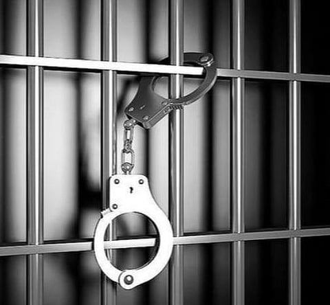 பாபநாசம் கூட்டுறவு சங்கத்தில் ரூ.34 லட்சம் முறைகேடு: செயலாளர், மருந்தாளுநர் கைது