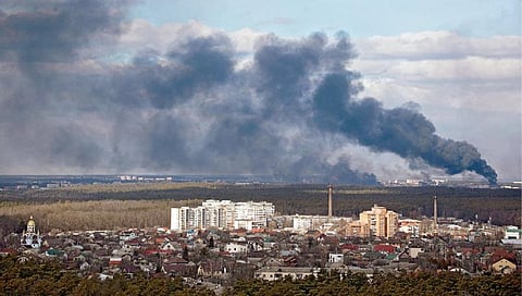 உக்ரைன் தலைநகர் கீவ் புறநகர் பகுதியில் ரஷ்ய போர் விமானங்கள் குண்டுகளை வீசி வருகிறது. ஏவுகணைகள் மூலமும் தாக்குதல் நடத்தப்படுகிறது. இதன்காரணமாக அந்தப் பகுதி கரும்புகை மண்டலமாக காட்சியளிக்கிறது.படம்: பிடிஐ