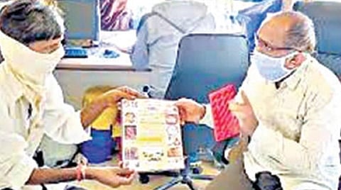 குஜராத்: 10,000+ நபர்களை குட்கா, சிகரெட் பழக்கத்திலிருந்து மீட்ட மருந்தாளுநர்!