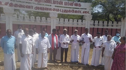 புதுக்கோட்டை ஆட்சியரிடம் மனு அளித்த நாட்டுப்படகு மீனவர்கள்