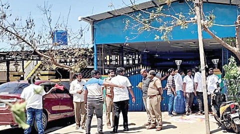 திருவள்ளூர் அடுத்த வெள்ளக்குளம் கிராமத்தில் வருமான வரித்துறை அதிகாரிகள் போல் நடித்து நகை, பணம் கொள்ளையடிக்கப்பட்ட அதிமுக பிரமுகர் வீட்டில் நேற்று காவல் துறையினர் தீவிர விசாரணையில் ஈடுபட்டனர்.