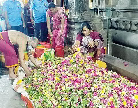 திருவண்ணாமலை அண்ணாமலையார் கோயிலில் லட்சார்ச்சனைக்காக மூலவர் சன்னதி அருகே குவித்து வைக்கப்பட்டுள்ள மலர்கள்.