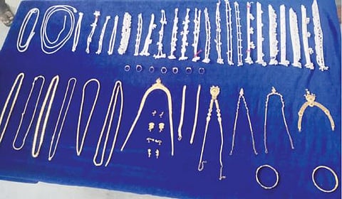 வள்ளியூரில் நகைக் கடையிலிருந்து பெண் ஊழியரால் திருடப்பட்ட நகைகளை போலீஸார் மீட்டுள்ளனர்.