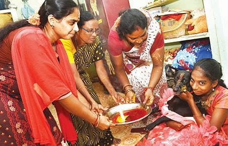 பப்பிக்கு வளைகாப்பு நடத்திய சித்ரா, தன் உறவினர்களுடன் சேர்ந்து ஆரத்தி எடுக்கிறார். படம்: எம்.சாம்ராஜ்