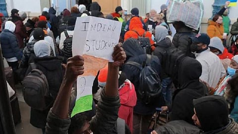 'ஸ்ப்ரே பெயின்ட் மூலம் இந்திய தேசியக் கொடி' - உக்ரைனில் இருந்து தப்பித்த பாகிஸ்தான், துருக்கி மாணவர்களின் உத்தி