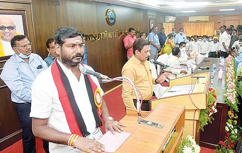 வேலூர் மாநகராட்சியில் நேற்று கவுன்சிலராக பதவியேற்ற சுனில்குமாருக்கு பதவிப்பிரமாணம் செய்து வைத்த மாநகராட்சி ஆணையர் அசோக்குமார்.படம்: வி.எம்.மணிநாதன்.