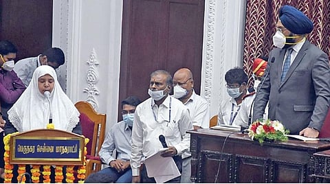 சென்னை மாநகராட்சி 134-வது வார்டில் பாஜக சார்பில் வெற்றி பெற்ற உமா ஆனந்தன் பதவி ஏற்றுக் கொண்டார். (அடுத்த படம்) 61-வது வார்டில் இந்திய யூனியன் முஸ்லீம் லீக் கட்சி சார்பில் வெற்றி பெற்ற பாத்திமா முசாபர் பதவி ஏற்றுக் கொண்டார். படங்கள்: ம.பிரபு