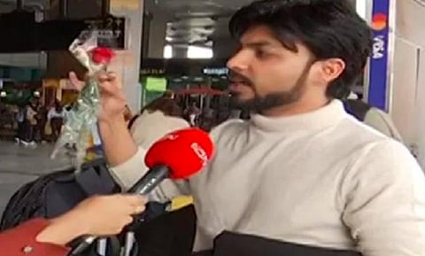 'இந்த ரோஜாப் பூவை வைத்து நான் என்ன செய்வது?' - உக்ரைனில் இருந்து நாடு திரும்பிய இந்திய மாணவர் ஆவேசம்