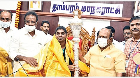 தாம்பரம் மாநகராட்சி மேயராக தேர்ந்தெடுக்கப்பட்ட வசந்தகுமாரி கமலகண்ணனுக்கு அமைச்சர் தா.மோ.அன்பரசன் செங்கோல் வழங்கி இருக்கையில் அமர வைத்தார். எம்எல்ஏக்கள் எஸ்.ஆர்.ராஜா, இ.கருணாநிதி, தாம்பரம் மாநகராட்சி ஆணையர் மா.இளங்கோவன் உடனிருந்தனர். படம்: எம்.முத்துகணேஷ்