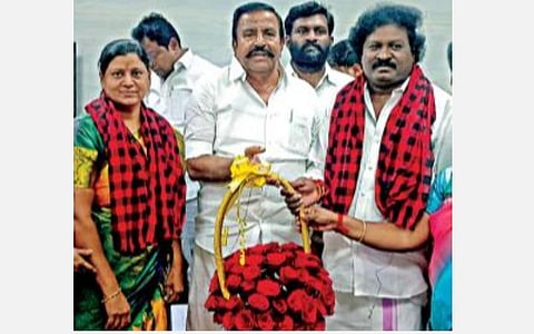 சேலம் மாவட்டம் மல்லூரில் சுயேச்சை கவுன்சிலர்களான லதா பேரூராட்சித் தலைவராகவும், இவரது கணவர் அய்யனார் துணைத் தலைவராகவும் வெற்றி பெற்றனர். பின்னர் அவர்கள் அமைச்சர் கே.என்.நேரு முன்னிலையில் திமுக-வில் இணைந்தனர்.