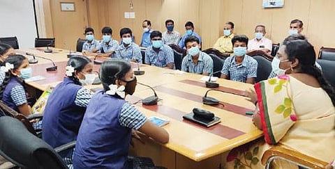 தருமபுரி ஆட்சியர் அலுவலக கூட்டரங்கில் அரசுப் பள்ளி பிளஸ் 2 மாணவ, மாணவியருடன் கலந்துரையாடிய மாவட்ட ஆட்சியர் திவ்யதர்சினி