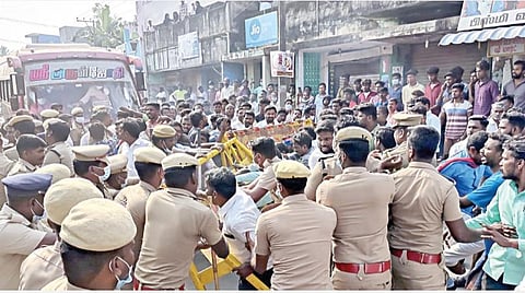 திமுக தலைமை அறிவிப்புக்கு மாறாக நெல்லிக்குப்பத்தில் நடந்த தலைவர் தேர்தலைக் கண்டித்து பண்ருட்டி - கடலூர் சாலையில் மறியலில் ஈடுபட்ட விடுதலைச்சிறுத்தைகள் கட்சியினர்.