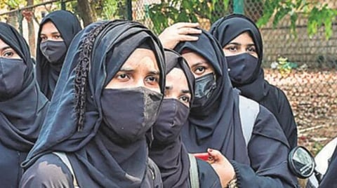 கர்நாடகாவில் ஹிஜாப் தடை தொடர்பாக கல்லூரி முதல்வரை மிரட்டிய நபர் கைது