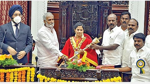 சென்னை மாநகராட்சி மேயராக ஆர்.பிரியா போட்டியின்றி நேற்று தேர்ந்தெடுக்கப்பட்டார். அவருக்கு அமைச்சர்கள் மா.சுப்பிரமணியம், பி.கே.சேகர்பாபு ஆகியோர் செங்கோல் வழங்கி இருக்கையில் அமர வைத்தனர். எம்.எல்.ஏ.க்கள் எஸ்.சுதர்சனம் த.வேலு, சென்னை மாநகராட்சி ஆணையர் ககன்தீப் சிங் பேடி ஆகியோர் உடனிருந்தனர். படம்: ம.பிரபு