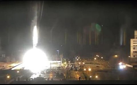 உக்ரைனின் ஜாபோரிசியா அணு மின் நிலையம் மீது ரஷ்ய ராணுவம் நேற்று தாக்குதல் நடத்தியது. அந்த அணு மின் நிலைய வளாகத்தில் வீசப்பட்ட குண்டு வெடித்து சிதறுகிறது. படம்: பிடிஐ