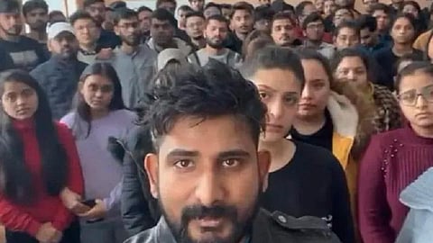 சுமியில் சிக்கியுள்ள மாணவர்களை செஞ்சிலுவை சங்க உதவியுடன் மீட்க இந்திய தூதரகம் தீவிர முயற்சி