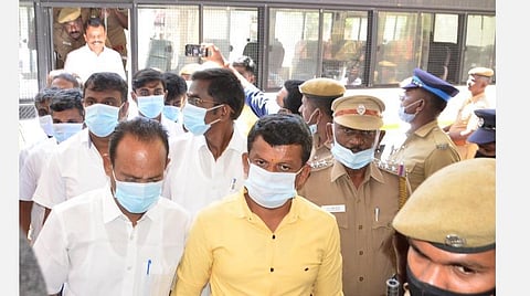 குற்றவாளிகள்கரூர் மாவட்டத்தில் கோகுல் என்ற இளைஞரை கொலை செய்த வழக்கில் மதுரை நீதிமன்றம் பத்து பேருக்கும் குற்றவாளிகள் என நீதிபதி தீர்ப்பளித்தார் நீதிமன்றத்திலிருந்து சிறைச்சாலை அழைத்துச் செல்லப்பட்ட குற்றவாளிகள். படம் ;எஸ். கிருஷ்ணமூர்த்தி