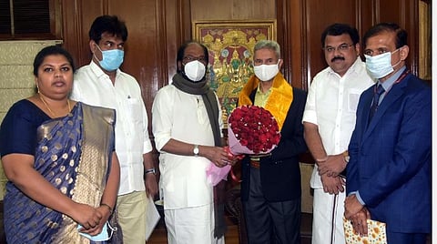 2,223 தமிழ் மாணவர்கள் காத்திருப்பு, தூதரகத்தில் மொழிச் சிக்கல்... - வெளியுறவு அமைச்சரிடம் தமிழகக் குழு நேரில் முறையீடு