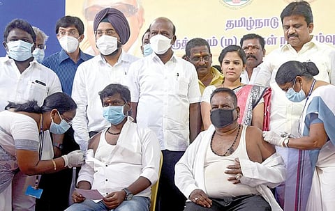 சென்னை சிவலிங்கபுரத்தில் நேற்று மெகா கரோனா தடுப்பூசி முகாமைத் தொடங்கிவைத்தார் சுகாதாரத் துறை அமைச்சர் மா.சுப்பிரமணியன். உடன், மேயர் ஆர்.பிரியா, துணை மேயர் மு.மகேஷ்குமார், சுகாதாரத் துறைச் செயலர் ஜெ.ராதாகிருஷ்ணன், மாநகராட்சி ஆணையர் ககன்தீப் சிங் பேடி உள்ளிட்டோர்.