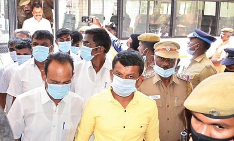 கோகுல்ராஜ் கொலை வழக்கில் மதுரை நீதிமன்றத்துக்கு அழைத்து வரப்பட்ட  குற்றவாளிகள். படம்:எஸ்.கிருஷ்ணமூர்த்தி