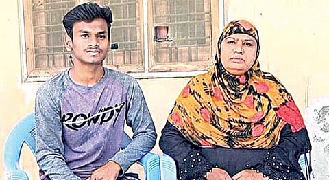 மகன் நிசாமுதீனுடன் ரஸியா.