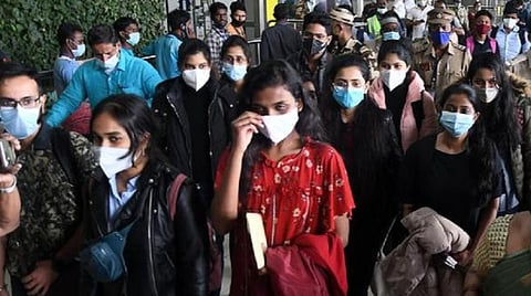 கரோனா, உக்ரைன் போரால் பாதிக்கப்பட்ட வெளிநாட்டில் மருத்துவப் பயிற்சி தொடர முடியாத மாணவருக்கு இந்தியாவில் அனுமதி தந்தது என்எம்சி