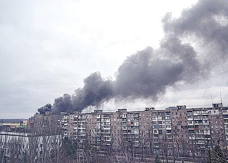 போர் நிறுத்தம் அறிவிக்கப்படுவதற்கு முன்னதாக மரியுபோல் நகரில் ரஷ்ய ராணுவம் நடத்திய குண்டுவீச்சால் கட்டிடங்களில் எழும்பிய புகைமூட்டம். படங்கள்: பிடிஐ