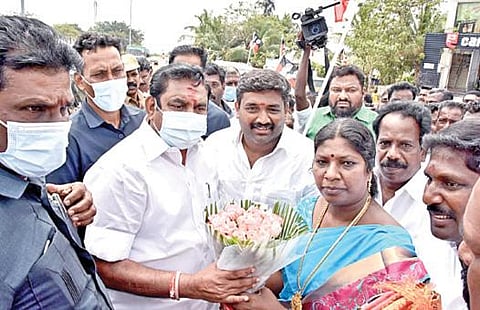 மாமல்லபுரம் பேரூராட்சியின் அதிமுக கவுன்சிலர்கள் முன்னாள் முதல்வர் பழனிசாமிக்கு பூங்கொத்து வழங்கி வாழ்த்து பெற்றனர்.