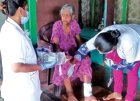 கோவையில் நடக்க முடியாத நிலையில் உள்ள மூதாட்டியின் வீட்டுக்கு சென்று சிகிச்சை அளித்த ‘மக்களைத் தேடி மருத்துவம்’ திட்டப் பணியாளர்கள்.