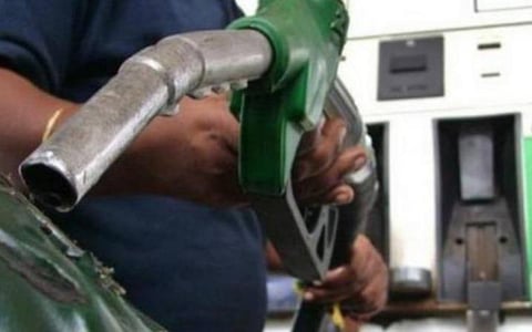 பெட்ரோல், டீசல் விலை லிட்டருக்கு ரூ.15 வரை அதிகரிக்க வாய்ப்பு: நிபுணர்கள் தகவல்