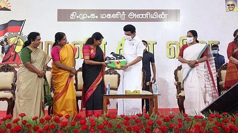 குடும்பத் தலைவிகளின் பெயரில் குடிசை மாற்று வாரிய வீடுகள் - முதல்வர் ஸ்டாலின் அறிவிப்பு