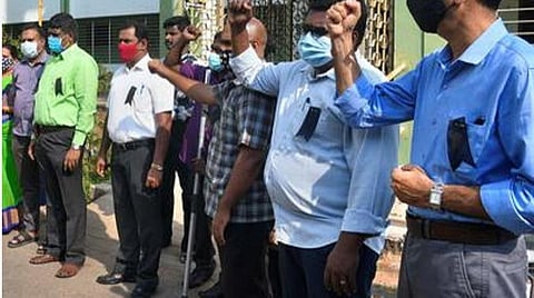 மதுரை: கருப்பு பட்டை அணிந்த கள்ளர் சீரமைப்பு பள்ளி ஆசிரியர்கள்