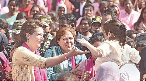 சர்வதேச மகளிர் தினத்தையொட்டி காங்கிரஸ் கட்சி சார்பில் உத்தர பிரதேச மாநிலம் லக்னோவில் நேற்று விழா நடைபெற்றது. விழாவில் கலந்துகொண்டு சிறுமியுடன் உரையாடும் காங்கிரஸ் கட்சியின் பொதுச் செயலர் பிரியங்கா காந்தி வதேரா. படம்: பிடிஐ