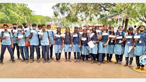 தூத்துக்குடியில் இருந்து விமானம் மூலம் சென்னை செல்வதற்காக விமான நிலையம் வந்த திருநெல்வேலி மாவட்டத்தைச் சேர்ந்த அரசு பள்ளி மாணவ, மாணவியர்.