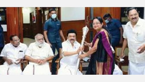 சென்னை அண்ணா அறிவாலயத்தில் தமிழக முதல்வரைச் சந்தித்த, கிருஷ்ணகிரி நகராட்சித் தலைவராக  பொறுப்பேற்றுள்ள பரிதாநவாப் வெள்ளி செங்கோலை கொடுத்து வாழ்த்து பெற்றார்.