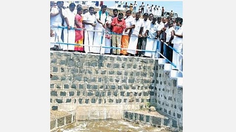 25 ஆண்டுகளுக்கு பிறகு பாசனத்துக்கு வட்டமலைக்கரை தடுப்பணையில் தண்ணீர் திறப்பு: தலைமுறையின் கனவு நிறைவேறியதாக விவசாயிகள் நெகிழ்ச்சி