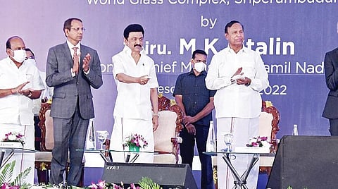 பெரும்புதூர் செயின்ட் கோபைன் நிறுவன வளாகத்தில் ரூ.500 கோடி மதிப்பிலான மிதவை கண்ணாடிப் பிரிவு, ஒருங்கிணைந்த ஜன்னல் பிரிவு, சிப்காட் நகர்ப்புற வனம் ஆகியவற்றை நேற்று தொடங்கிவைத்தார் முதல்வர் மு.க.ஸ்டாலின். உடன், அமைச்சர் தா.மோ.அன்பரசன், டி.ஆர்.பாலு எம்.பி. உள்ளிட்டோர்.