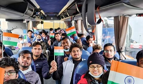 உக்ரைனின் சுமி பல்கலைக் கழகத்தில் இருந்த இந்திய மாணவர்கள் மீட்கப்பட்டது எப்படி?