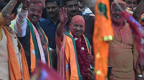 உ.பி.  வெற்றியை உற்சாகமாகக் கொண்டாடும் பாஜகவினர்