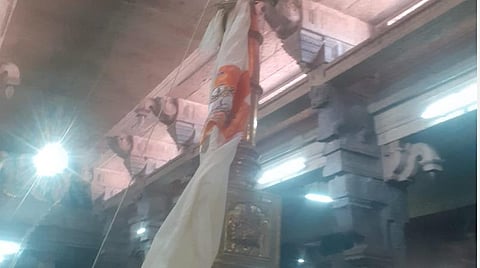 கரூர் கல்யாண பசுபதீஸ்வரர் கோயிலில் பங்குனி பெருந்திருவிழா கொடி ஏற்றத்தையொட்டி கொடிமரத்தில் கொடி ஏற்றப்படுகிறது