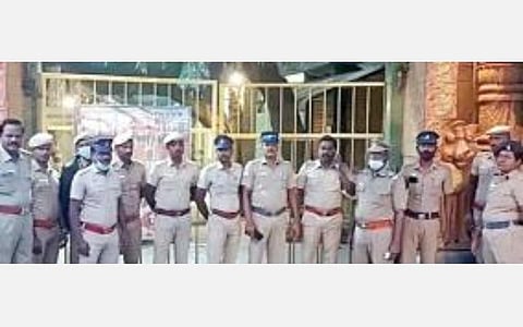 கடலூரில் சூர்யா நடித்த ‘எதற்கும் துணிந்தவன்’ திரைப்படம் வெளியான கிருஷ்ணாலயா திரையரங்கின் முன்பு பாதுகாப்பில் ஈடுபட்ட போலீஸார்.