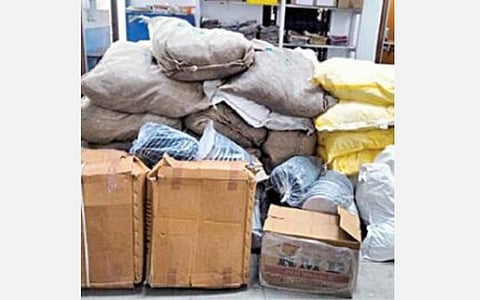 திண்டுக்கல்லில் பிடிபட்ட குட்கா உள்ளிட்டபுகையிலைப் பொருட்கள்.